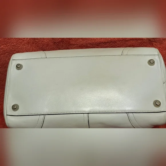 A Coach Hamptons satchel  serial number B0751-F08AD5 - Picture 13 of 15